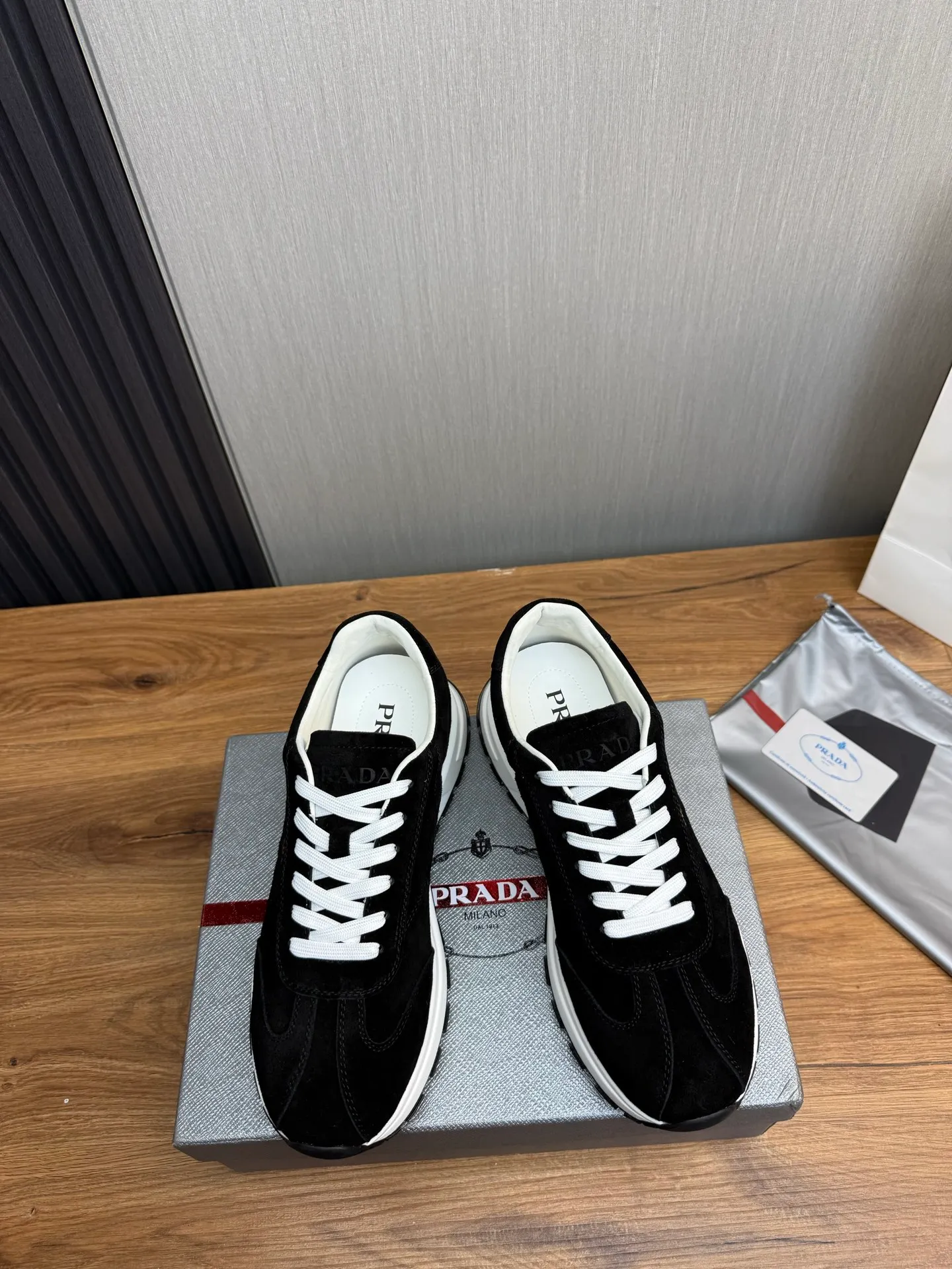 Men's shoes 💰580💰 [PRADA] Hot-selling men's shoes shipped 👏Official website synchronized ⬆️ Original cowhide fabric + cowhide lining, cowhide feet 🐮 1:1 shipment ✔️Original original sole, 38-45 (45. Customized, non-refundable)
